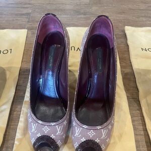 Louis Vuitton Monogram Heels with LV shoe bag included size 38